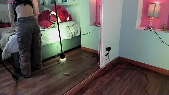 HollyPeach online show from 15, 4, 2026