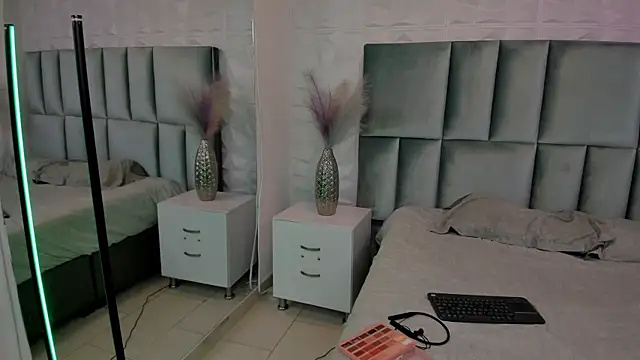 HollyPeach online show from 27, 4, 2026