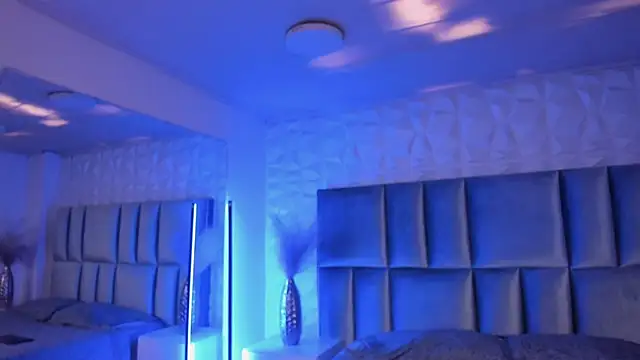 HollyPeach online show from 6, 3, 2026