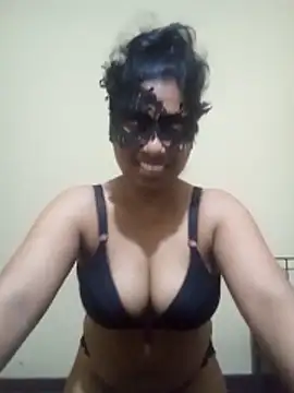 Expose Queen online show from 23, 2, 2026