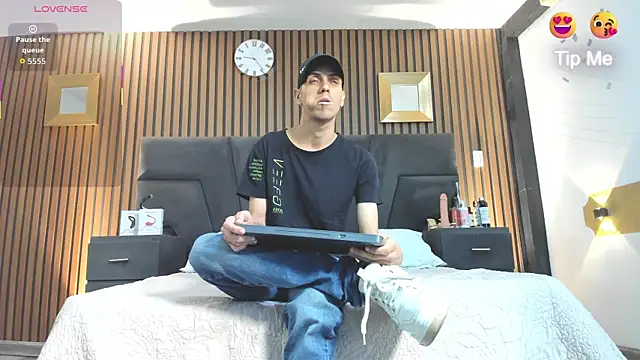 DerryAndIzzy online show from 8, 11, 2025