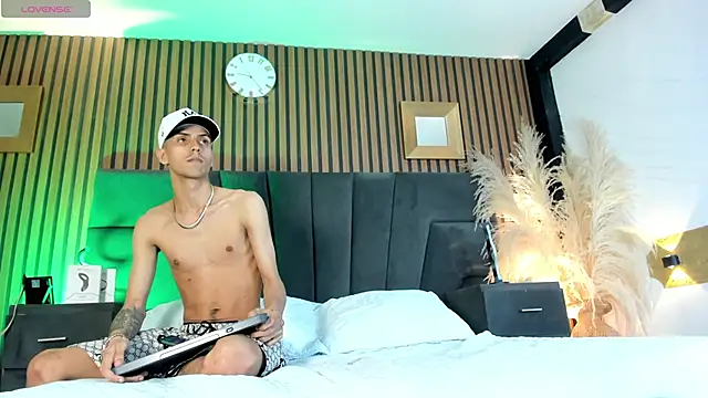 DerryAndIzzy online show from 19, 12, 2025