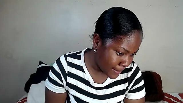 Yolaqueen04 online show from 15, 11, 2025