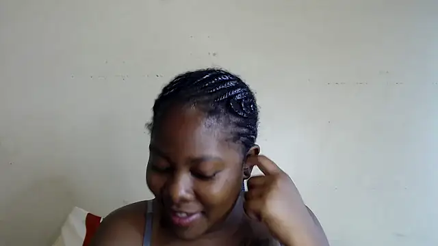 Yolaqueen04 online show from 29, 10, 2025