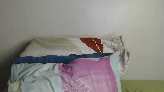 Yolaqueen04 online show from 6, 11, 2025