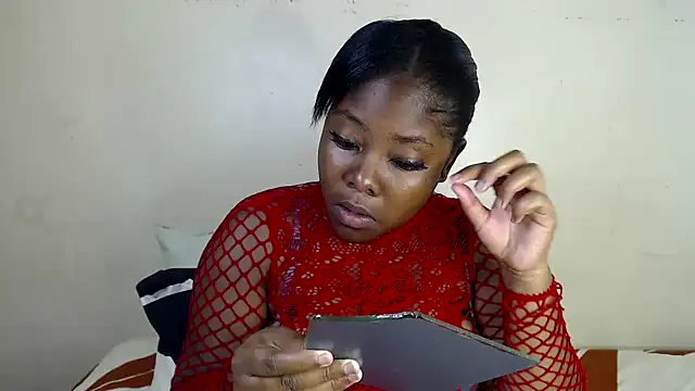 Yolaqueen04 online show from 19, 11, 2025