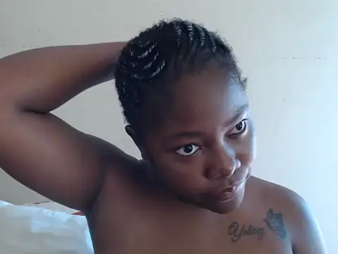 Yolaqueen04 online show from 23, 10, 2025