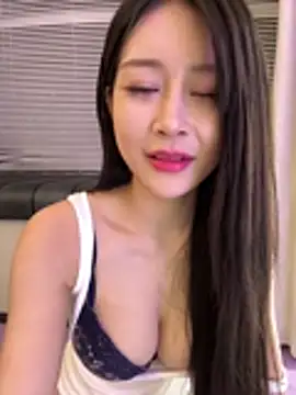 Snapshot of yiyi_3523 chatting on 6, 7, 2026 yiyi 3523 online show from 6, 7, 2026