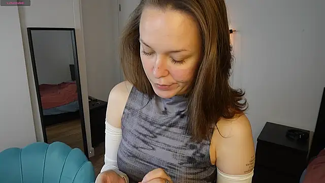 Snapshot of NeonyMuse chatting on 21, 11, 2025 NeonyMuse online show from 21, 11, 2025