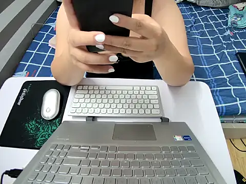 Hanna Mina online show from 2, 11, 2025