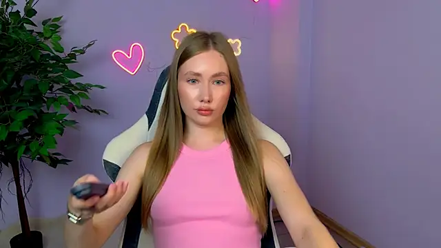 Snapshot of EllyColins chatting on 10, 7, 2026 EllyColins online show from 10, 7, 2026