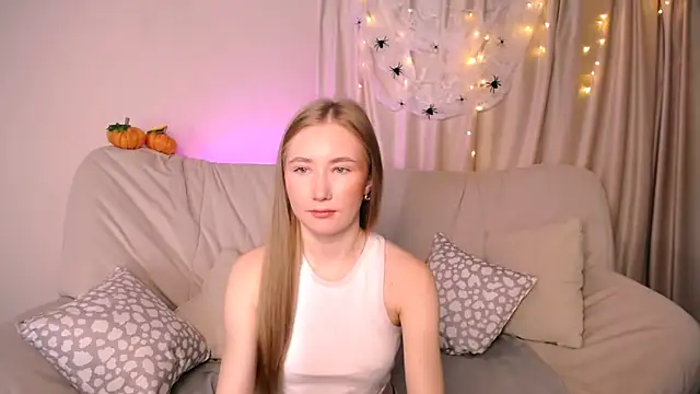 Snapshot of EllyColins chatting on 18, 10, 2025 EllyColins online show from 18, 10, 2025