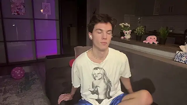 Jeremy1Scott online show from 23, 11, 2025