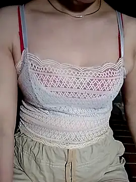 Snapshot of YiyinLy chatting on 10, 7, 2026 YiyinLy online show from 10, 7, 2026