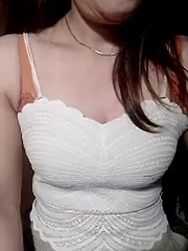 Snapshot of YiyinLy chatting on 26, 6, 2026 YiyinLy online show from 26, 6, 2026