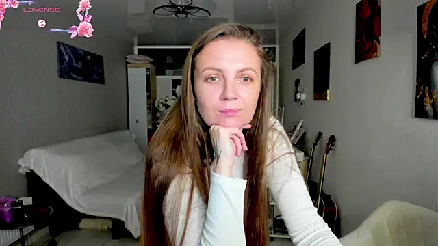 Amy  Leee  online show from 26, 10, 2025