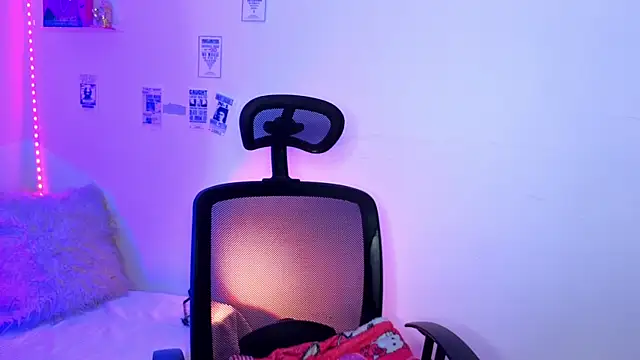 Emily Lindey online show from 8, 4, 2026