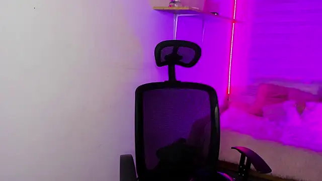 Emily Lindey online show from 30, 11, 2025