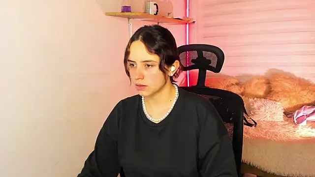 Emily Lindey online show from 14, 11, 2025