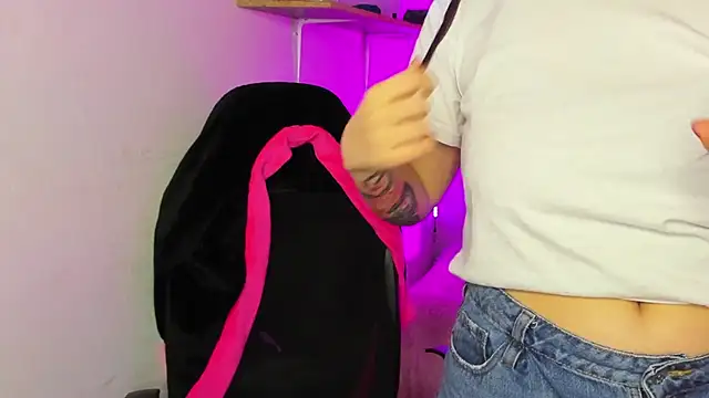 Emily Lindey online show from 14, 12, 2025