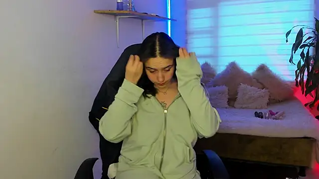 Emily Lindey online show from 26, 10, 2025