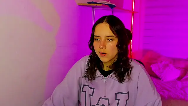 Emily Lindey online show from 18, 11, 2025