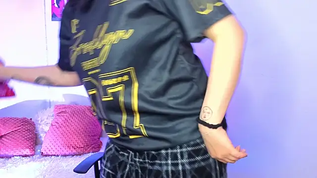 Emily Lindey online show from 18, 4, 2026