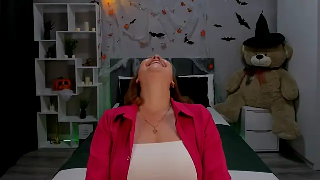 Snapshot of NataliKaminski chatting on 28, 10, 2025 NataliKaminski online show from 28, 10, 2025