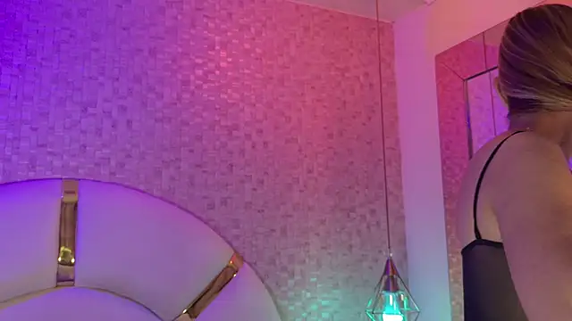 Snapshot of emmy_rose25 chatting on 4, 12, 2025 emmy rose25 online show from 4, 12, 2025