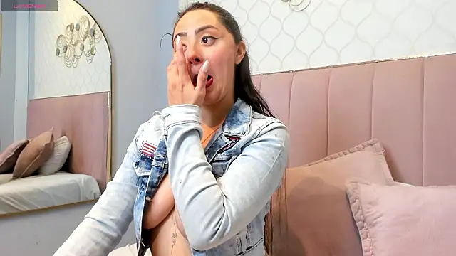 JuliethCruz  online show from 6, 2, 2026