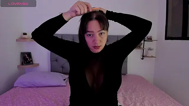 Saraarouusee online show from 14, 2, 2026