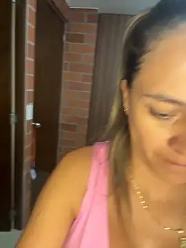 Snapshot of valentina_herrrera chatting on 14, 11, 2025 valentina herrrera online show from 14, 11, 2025