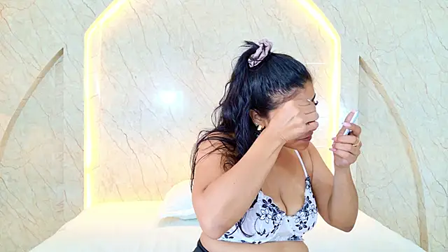 Snapshot of Antonella_Russo1 chatting on 13, 6, 2026 Antonella Russo1 online show from 13, 6, 2026