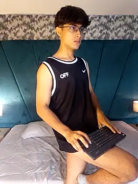 Snapshot of Aaron_Eze chatting on 19, 4, 2026 Aaron Eze online show from 19, 4, 2026