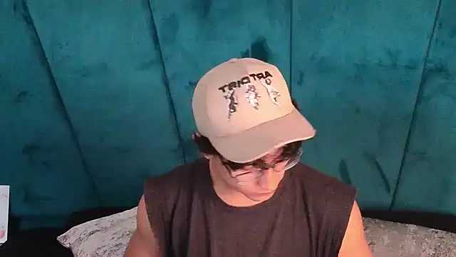 Snapshot of Aaron_Eze chatting on 6, 5, 2026 Aaron Eze online show from 6, 5, 2026