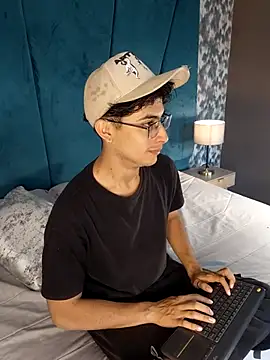 Snapshot of Aaron_Eze chatting on 21, 4, 2026 Aaron Eze online show from 21, 4, 2026