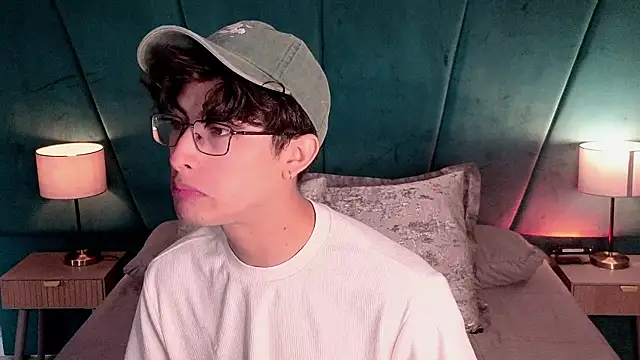 Snapshot of Aaron_Eze chatting on 27, 5, 2026 Aaron Eze online show from 27, 5, 2026