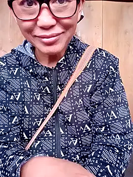 Snapshot of nui-show chatting on 16, 10, 2025 nui-show online show from 16, 10, 2025