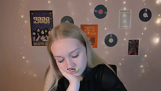 Snapshot of megan_cold chatting on 13, 11, 2025 megan cold online show from 13, 11, 2025