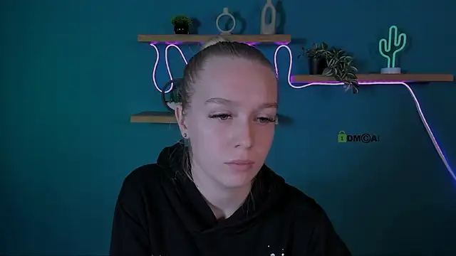 Snapshot of megan_cold chatting on 25, 10, 2025 megan cold online show from 25, 10, 2025