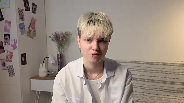 Snapshot of puffimini chatting on 18, 10, 2025 puffimini online show from 18, 10, 2025