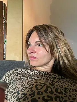 kinkysarahx online show from 25, 6, 2026