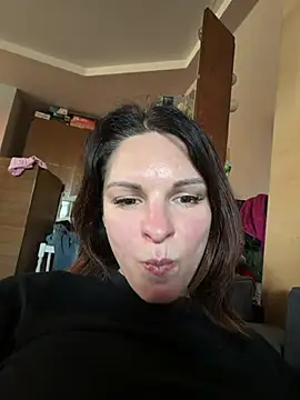 kinkysarahx online show from 10, 4, 2026