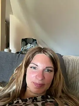 kinkysarahx online show from 12, 7, 2026