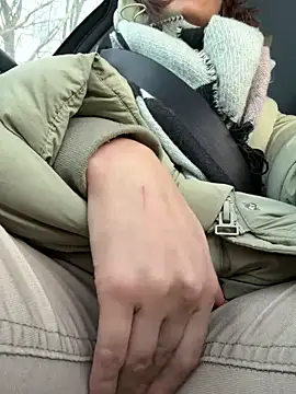 kinkysarahx online show from 6, 1, 2026