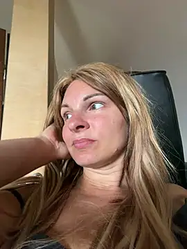 kinkysarahx online show from 3, 8, 2026