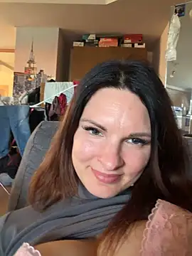 kinkysarahx online show from 18, 4, 2026