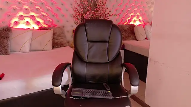 KathiaLuxe online show from 5, 12, 2025