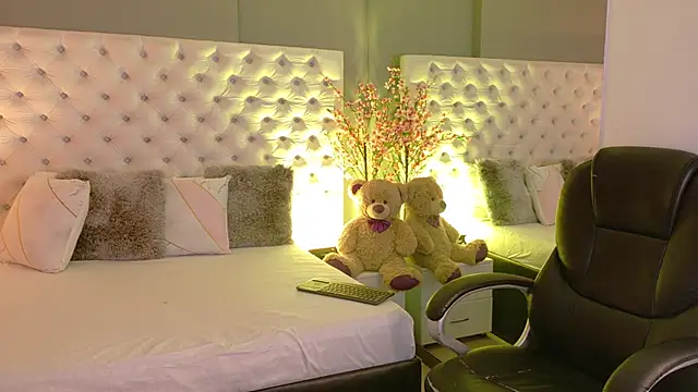 Snapshot of KathiaLuxe chatting on 14, 11, 2025 KathiaLuxe online show from 14, 11, 2025