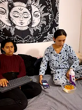 Snapshot of emily_n_abby chatting on 6, 7, 2026 emily n abby online show from 6, 7, 2026